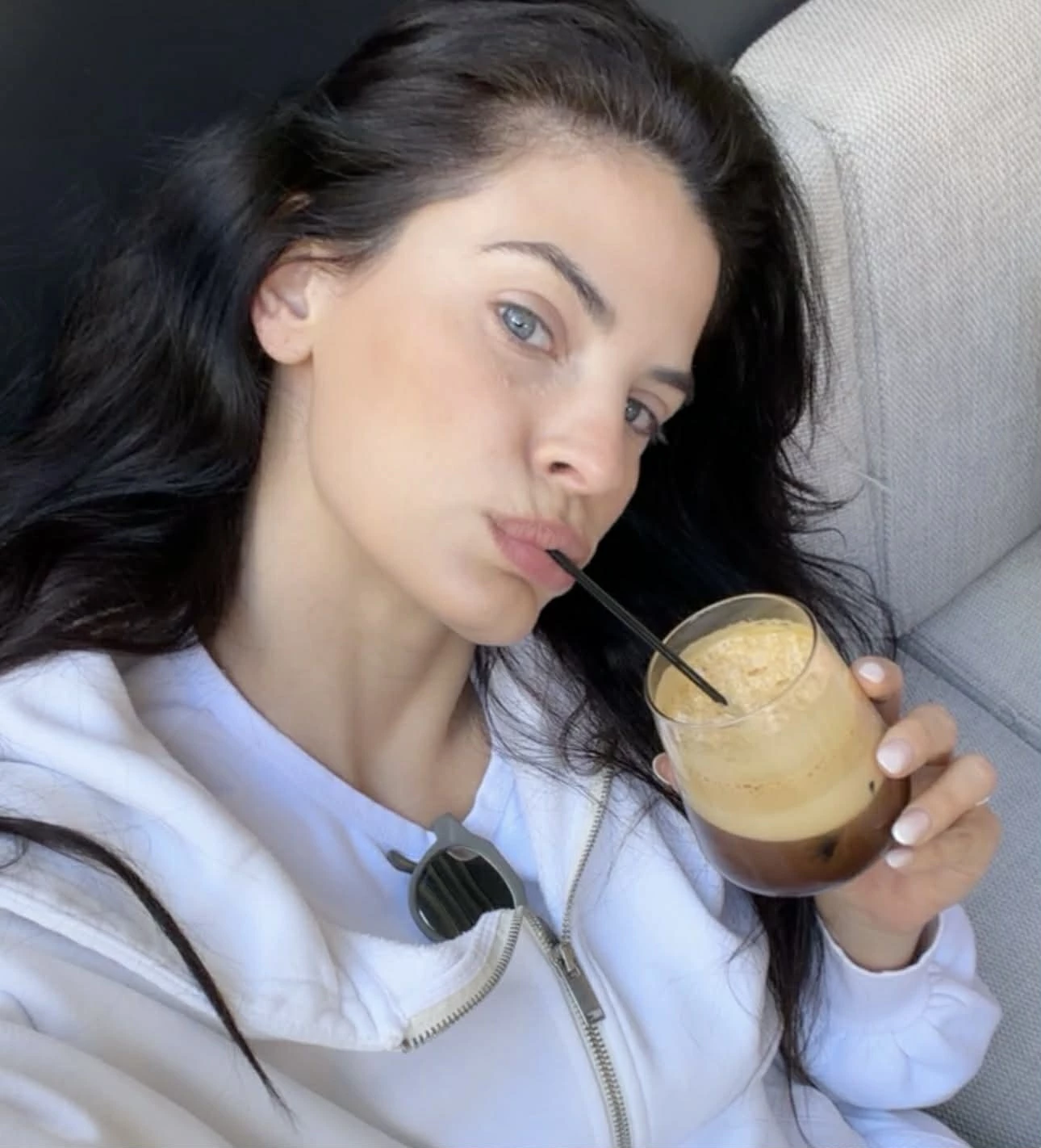 Η Χριστίνα Μπόμπα υιοθέτησε το μανικιούρ που κάνει τα χέρια να δείχνουν πιο κομψά από ποτέ