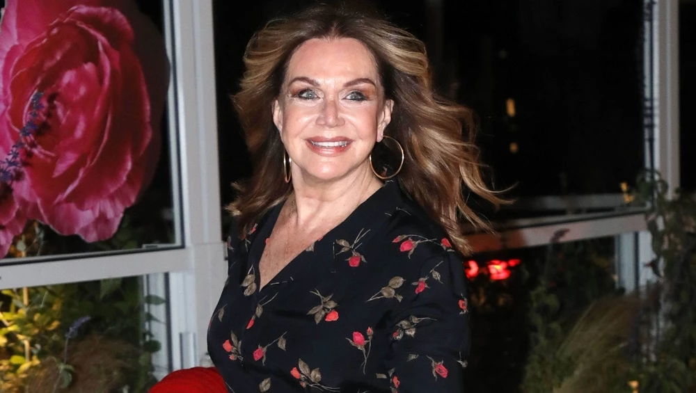 Βραδινή έξοδος για την Αγάπη Πολίτη | Με floral φόρεμα και ψηλοτάκουνα μποτάκια