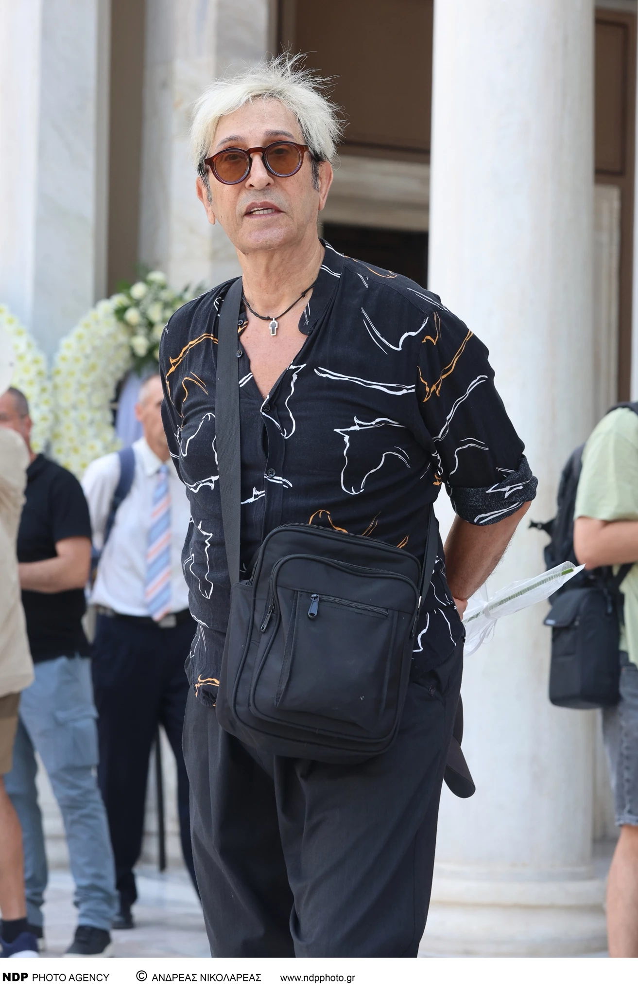 Ο Δημήτρης Παπάζογλου στην κηδεία της Μαρινέλλας