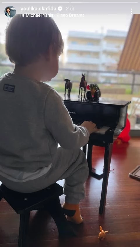 Ο γιος της Γιούλικας Σκαφιδά στο παιδικό του πιάνο