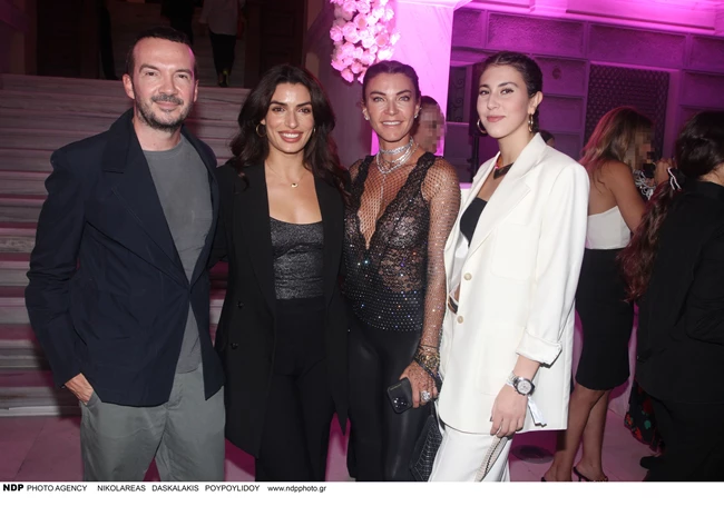 Μαρίνα Βερνίκου | Η βραδινή εμφάνιση της 17χρονης κόρης της με crop top και statement κοσμήματα