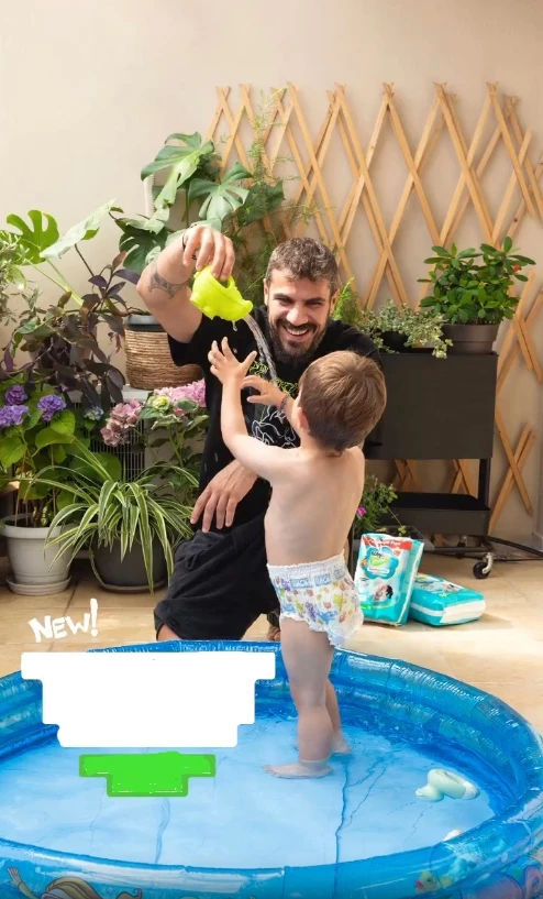 Αχιλλέας Πετρετζίκης | Ο Άκης Πετρετζίκης παίζει παιχνίδια με τον γιο του στη φουσκωτή πισίνα του σπιτιού τους και δείχνουν πιο χαρούμενοι από ποτέ