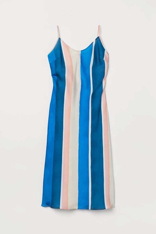 Η Τόνια Σωτηροπούλου με το ιδανικό φόρεμα για τις διακοπές σου από τα H&M