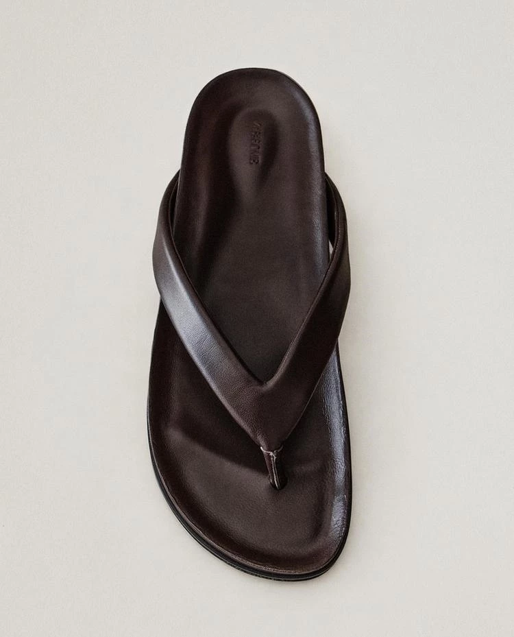 Οι καφέ δερμάτινες σαγιονάρες από τη Zara Home που θα φορέσεις περισσότερο φέτος