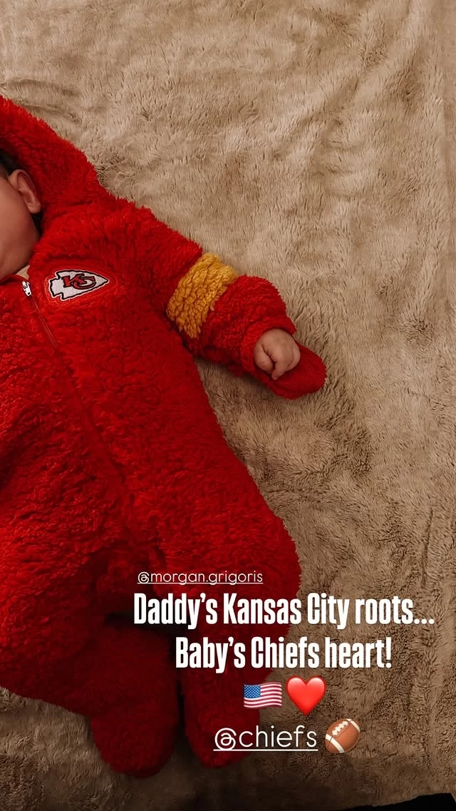 Η Ευρυδίκη Βαλαβάνη φωτογραφίζει το μωρό της με φορμάκι Kansas City Chiefs