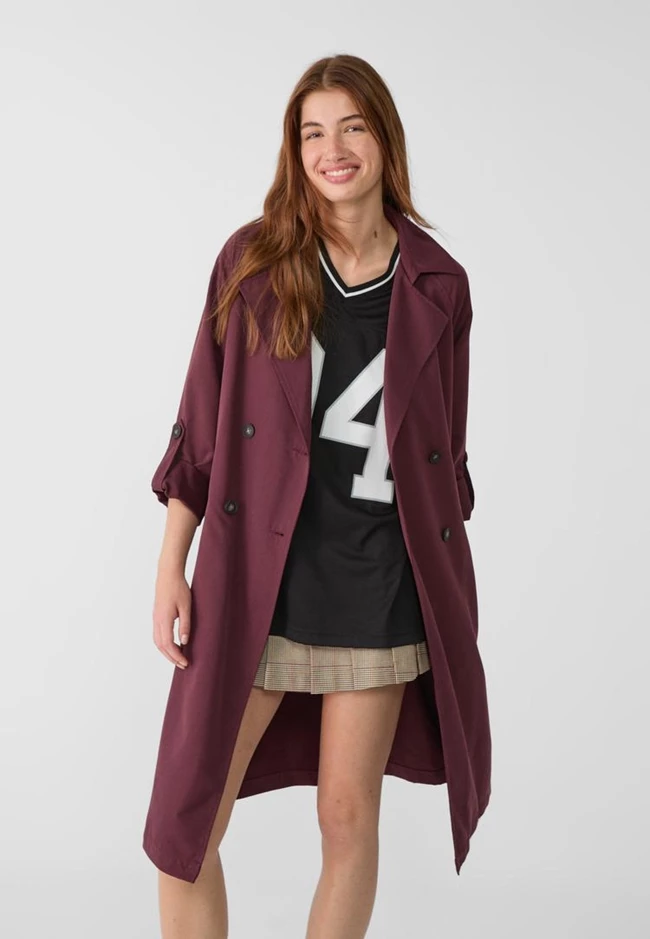Αυτό το burgundy trench από τη Stradivarius θα αναβαθμίσει τις εμφανίσεις σου και κοστίζει μόλις 39,99€