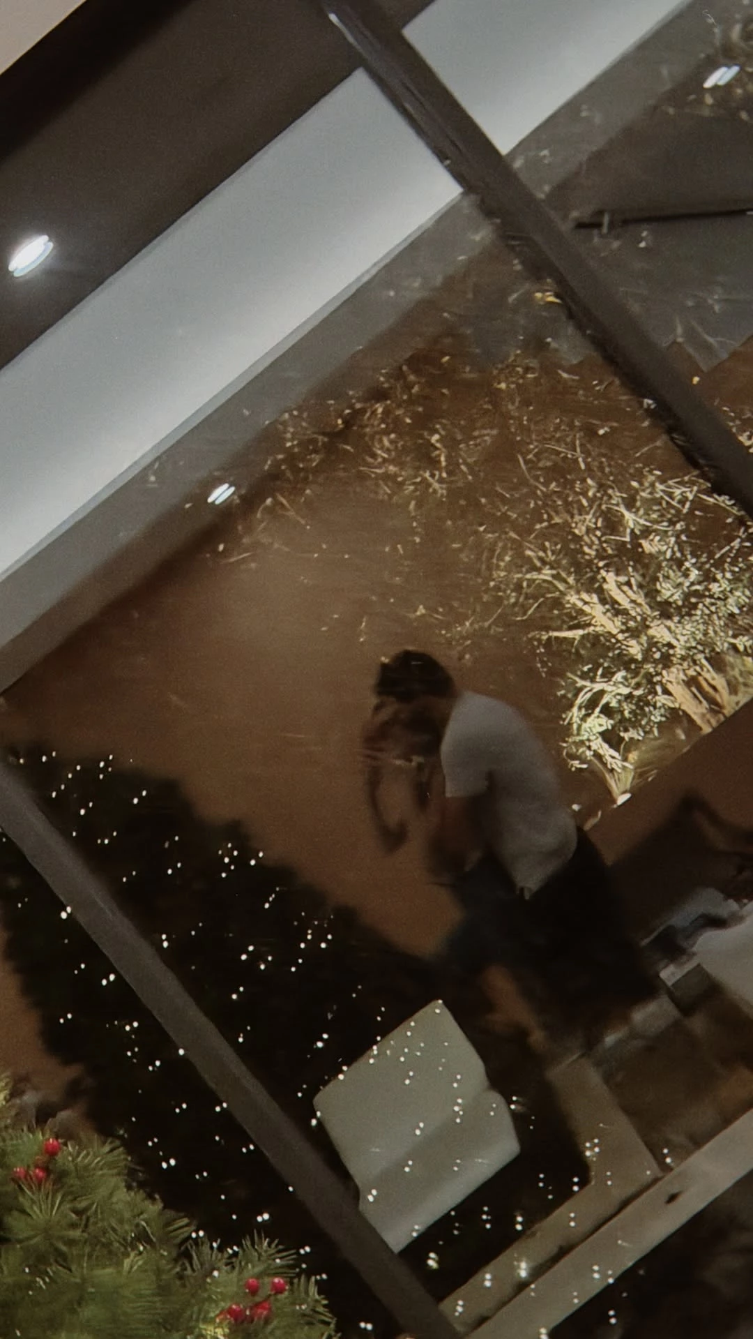 H Αμαλία Κωστοπούλου αγκαλιά με τον αγαπημένο της