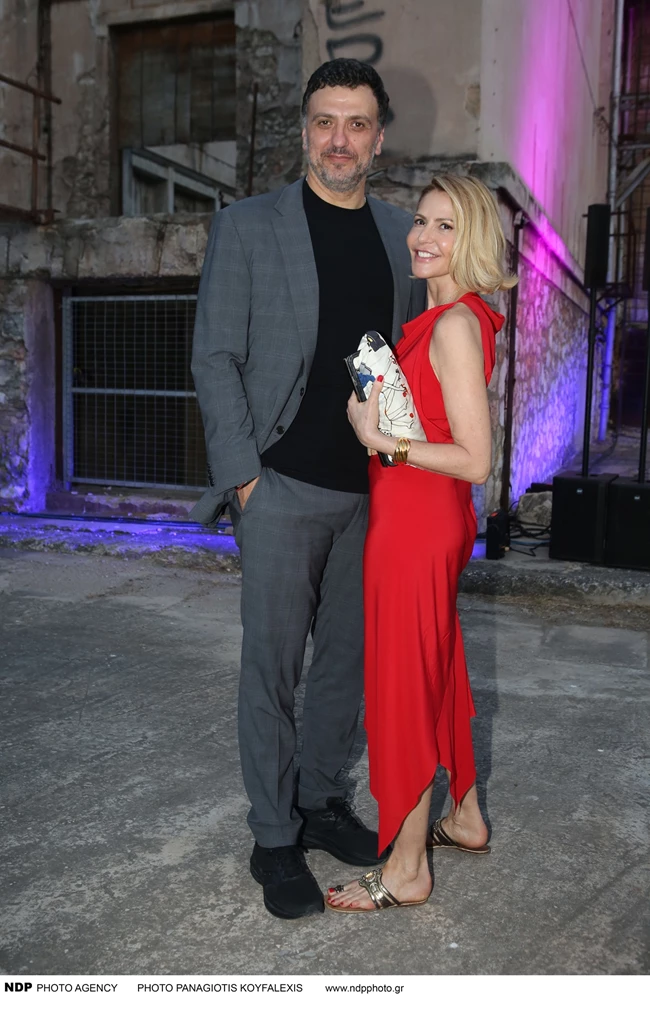 Chic στα κόκκινα η Τζένη Μπαλατσινού σε επίδειξη μόδας - Με αξύριστο look o Βασίλης Κικίλιας