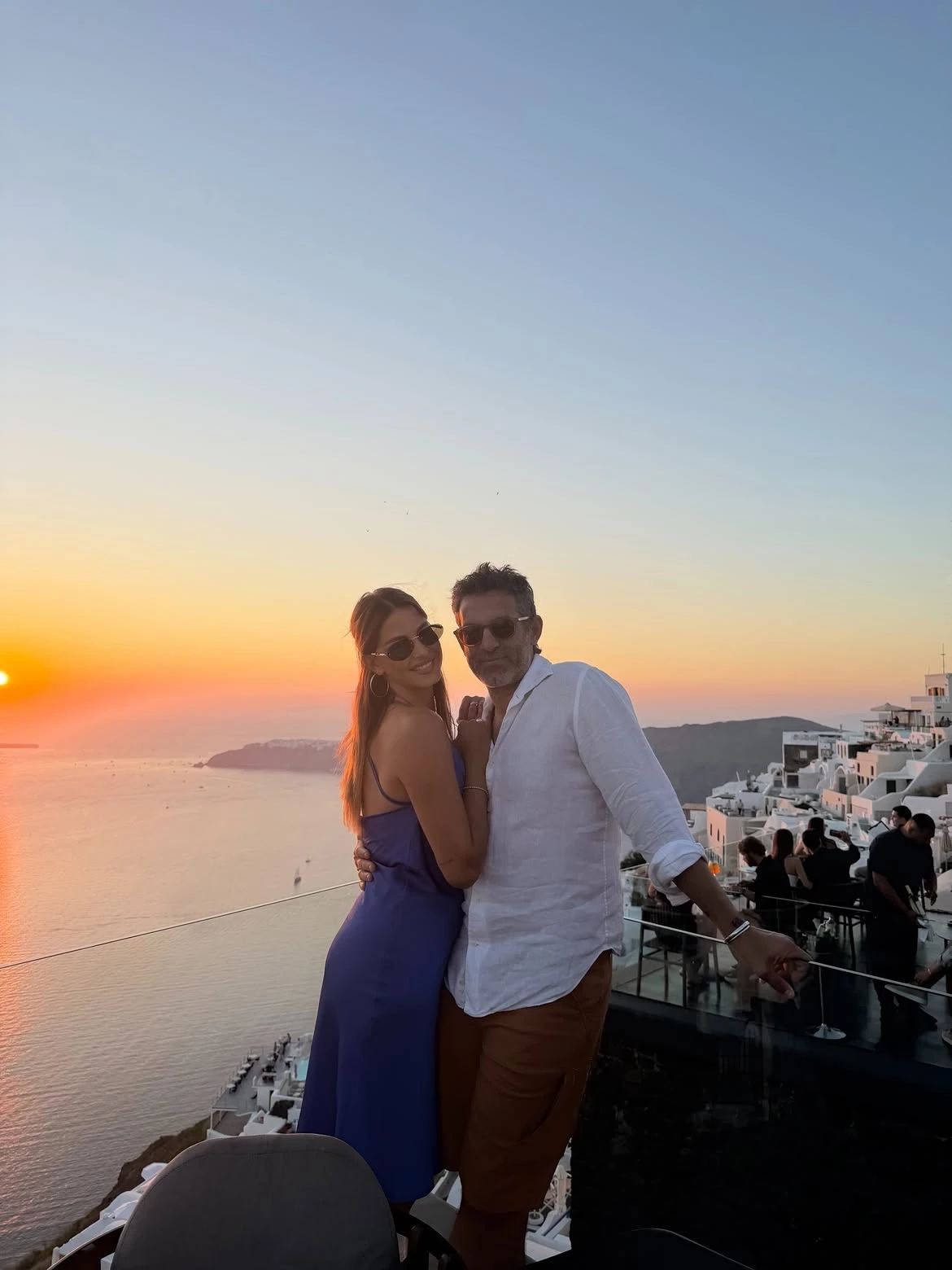 Φίλιππος Μιχόπουλος & Κωνσταντίνα Ευριπίδου στο ηλιοβασίλεμα της Σαντορίνης