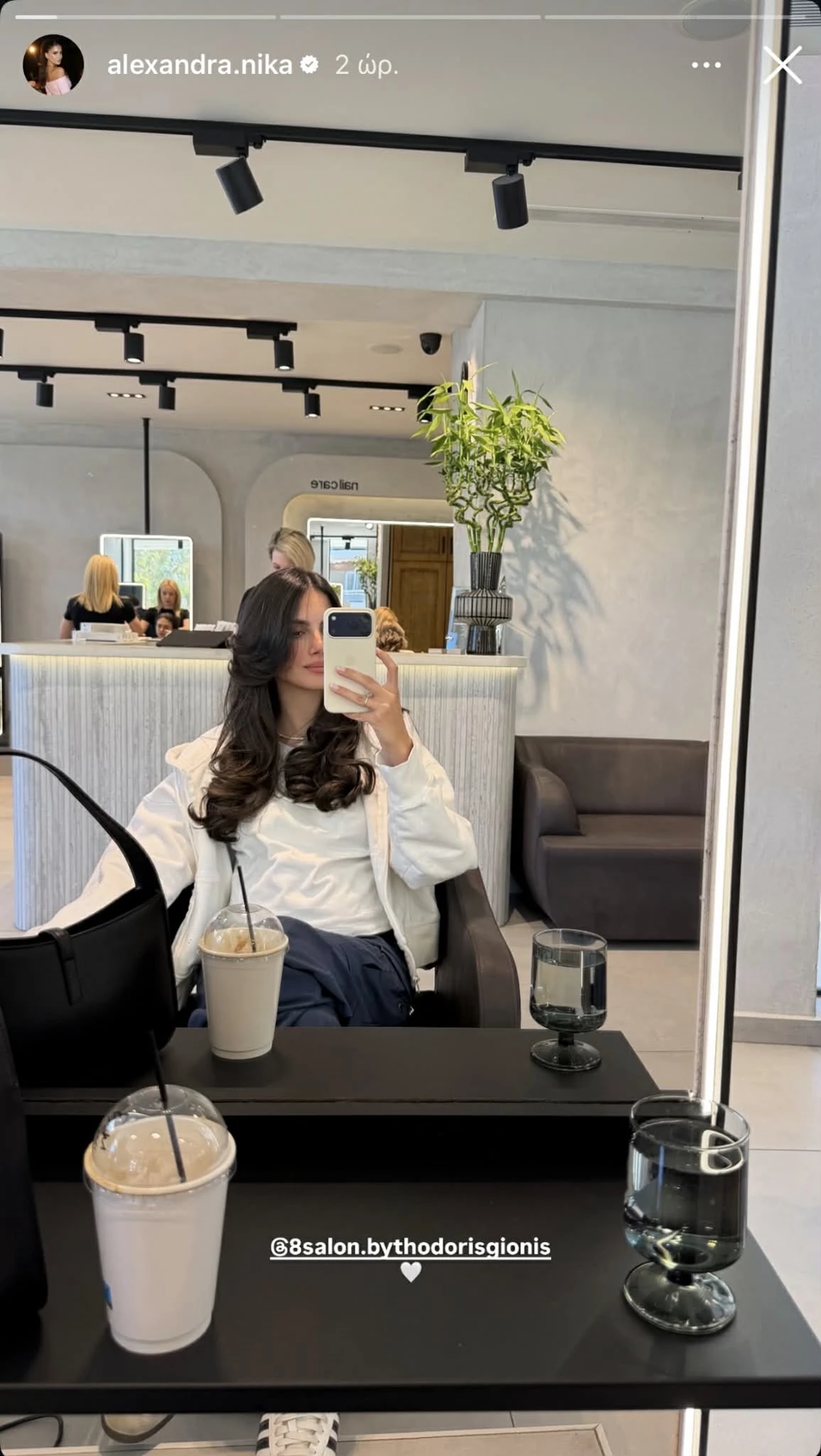 Η Αλεξάνδρα Νίκα με cargo παντελόνι και τα viral sneakers που βλέπουμε παντού