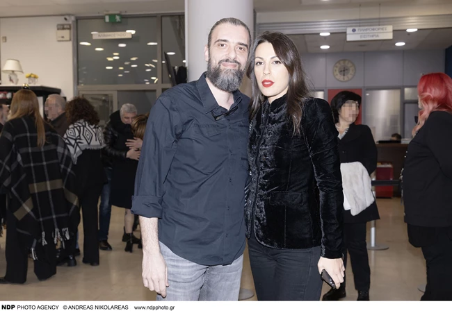 Η όμορφη σύντροφος του Σωτήρη Τσαφούλια στο πλευρό του στη θεατρική του πρεμιέρα