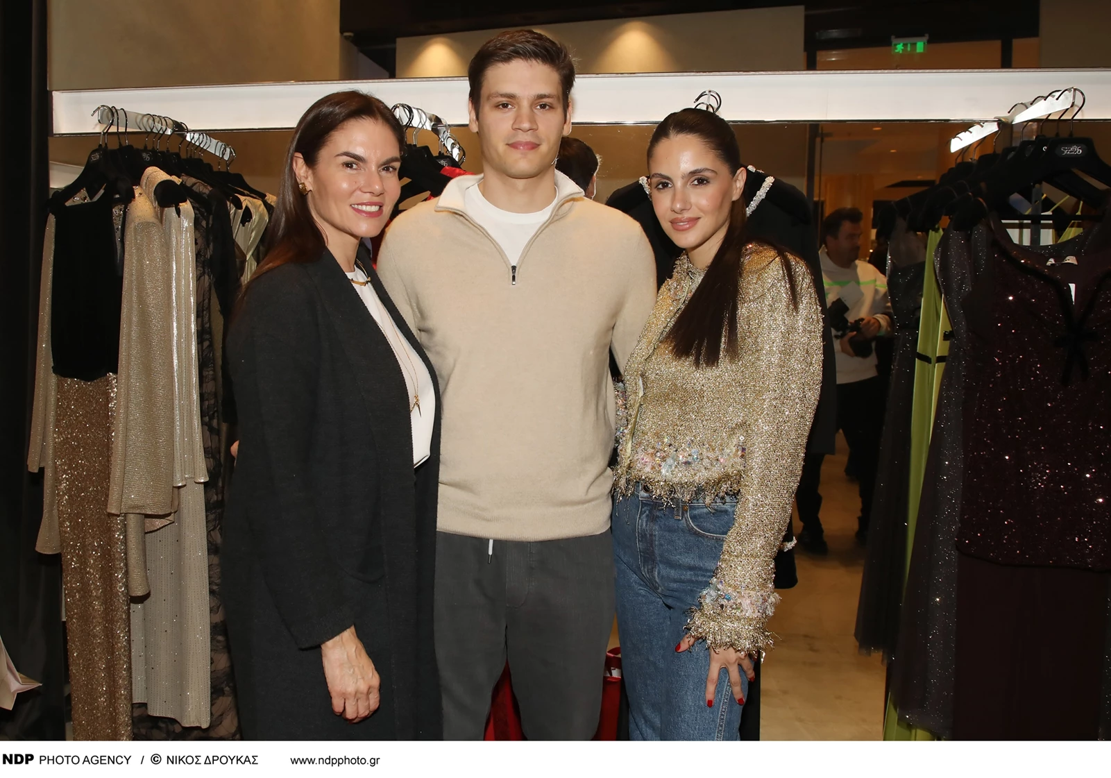 Η Αλεξάνδρα Νίκα στην παρουσίαση της νέας της συλλογής με τη Μιράντα Πατέρα και τον Παναγιώτη Νίκα
