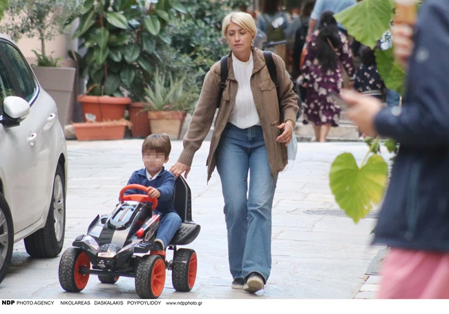 Σία Κοσιώνη | Με casual look και χωρίς μακιγιάζ σε βόλτα με τον τετράχρονο γιο της, Δήμο