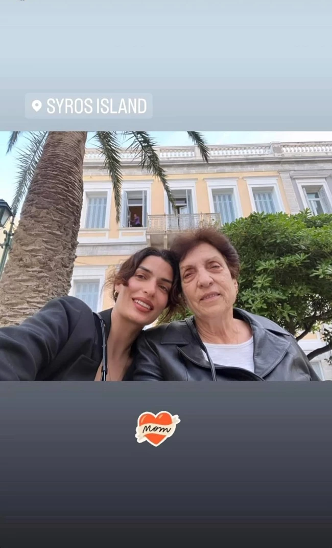 Η Τόνια Σωτηροπούλου και η μαμά της στη Σύρο | Η τρυφερή φωτογραφία από τις διακοπές του Πάσχα