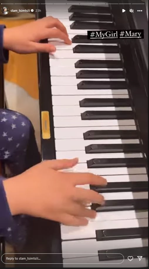 Περήφανη μαμά η Σταματίνα Τσιμτσιλή | Η Μαίρη παίζει πιάνο στο σπίτι τους