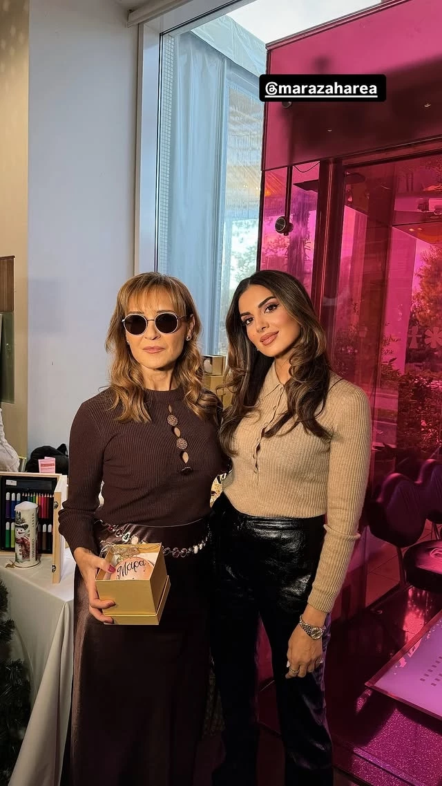 Σταματίνα Τσιμτσιλή | Με την καλή της φίλη, Μάρα Ζαχαρέα σε χριστουγεννιάτικο φιλανθρωπικό bazaar