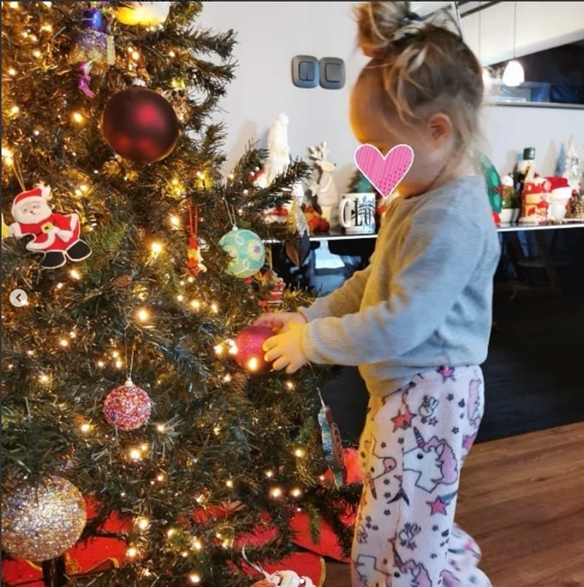 Πηνελόπη Αναστασοπούλου - Φώτης Μπενάρντo | Μας δείχνουν το χριστουγεννιάτικο δέντρο που στόλισαν με τις κόρες τους