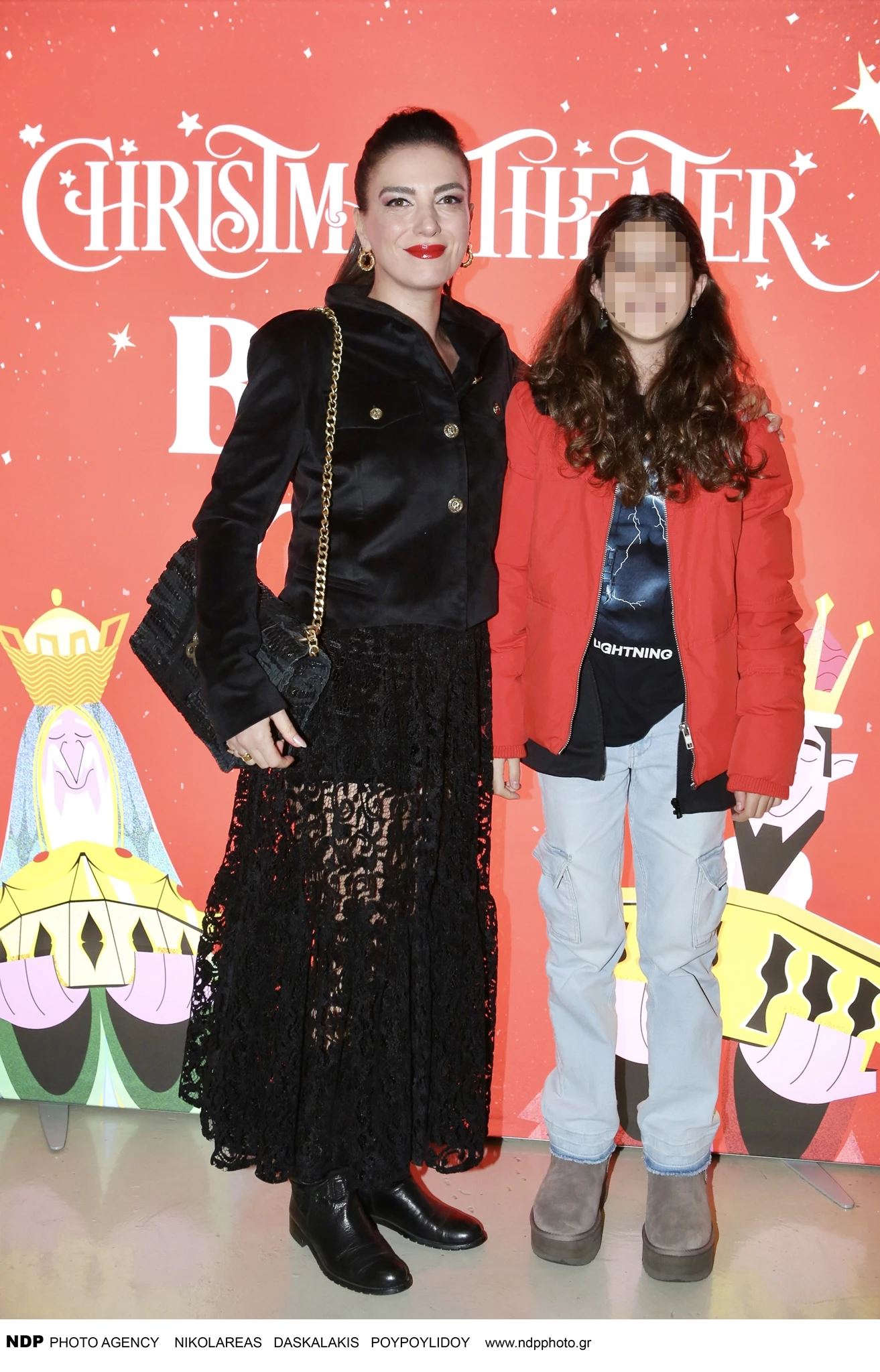 Η Φωτεινή Δάρρα σε μία σπάνια εμφάνιση με την κόρη της | Την έχει φτάσει σε ύψος