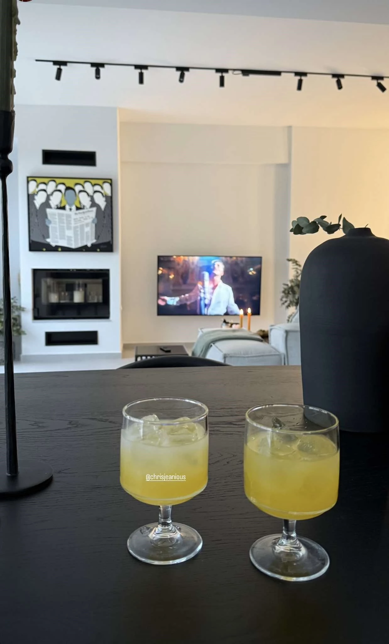 Ηλιάνα Παπαγεωργίου | Στο σπίτι με το αγαπημένο της κοκτέιλ και τον πίνακα που "τράβηξε" τα βλέμματα