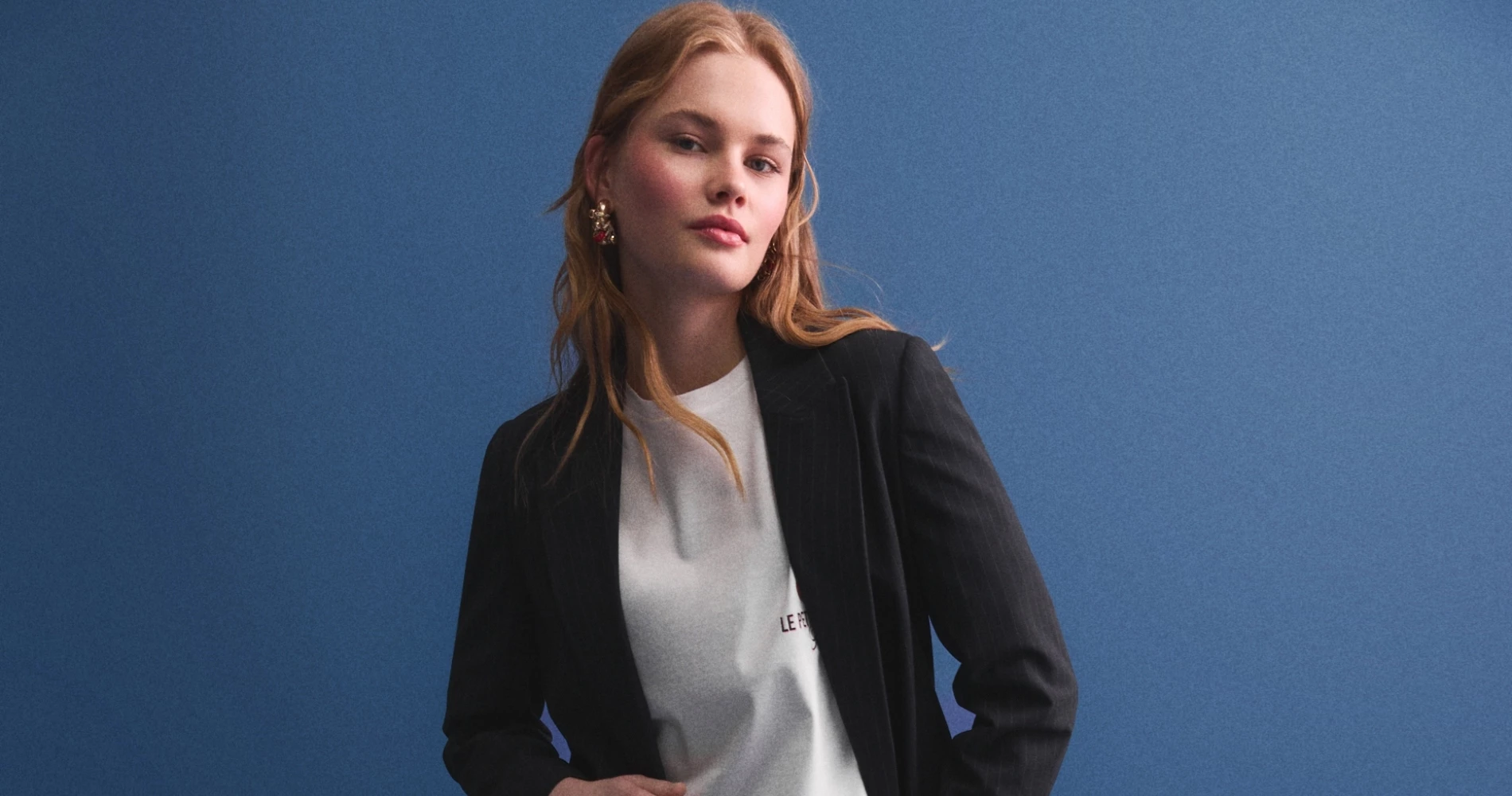 Αυτό το navy pinstripe κοστούμι από τη Stradivarius είναι η πιο κομψή επένδυση για το office wear της άνοιξης