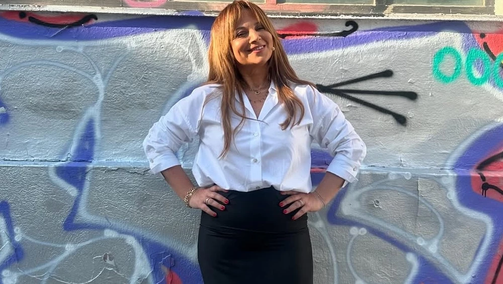 Η φούστα από τη Massimo Dutti της Νάνσυς Ζαμπέτογλου είναι ιδανική για την έξοδο για χορό