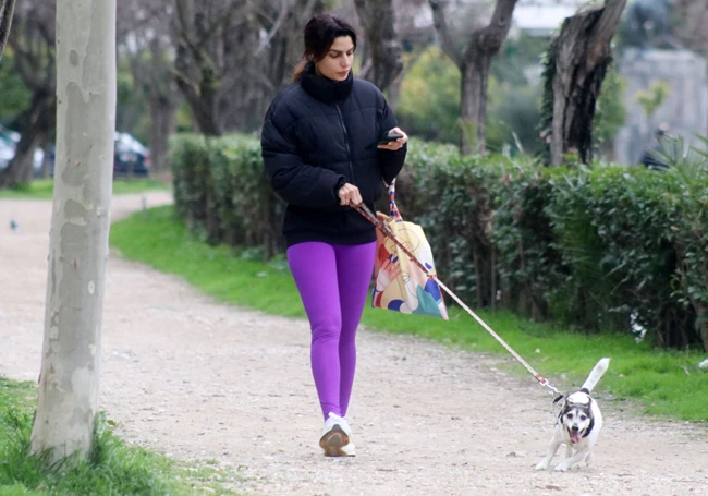 Η Τόνια Σωτηροπούλου έβγαλε βόλτα τον σκύλο της και όλοι ασχολούνται με το κολάν της