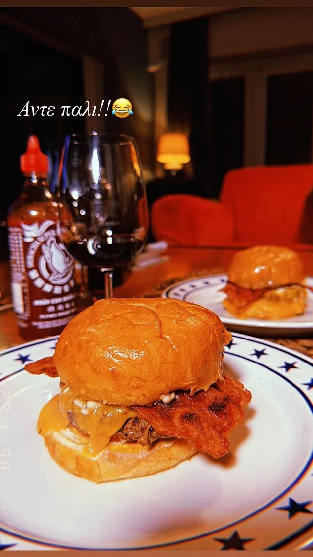 O Πέτρος Κωστόπουλος ετοίμασε σπιτικό burger