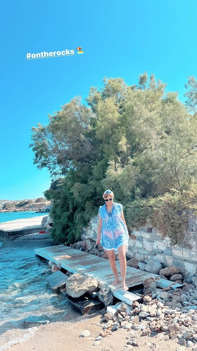 Ξυπόλυτη στις πέτρες | Η Μάρα Ζαχαρέα με το καλύτερο beach look