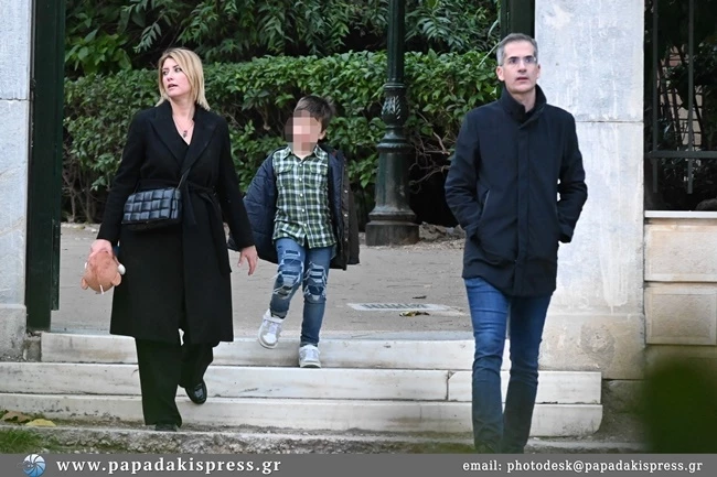 Σία Κοσιώνη και Κώστας Μπακογιάννης βόλτα με τον γιο τους