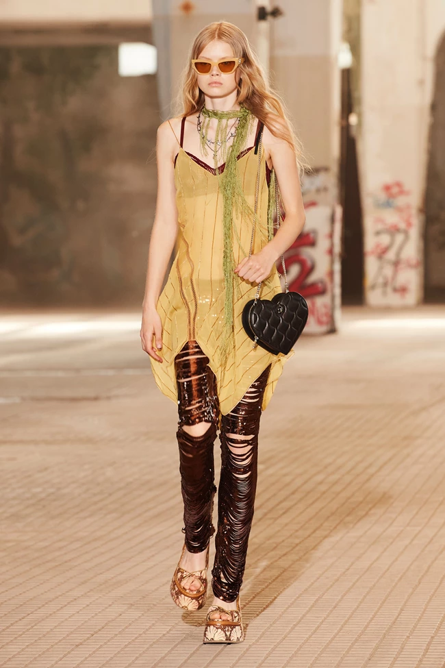 Dsquared2 | Η νέα SS22 συλλογή είναι ένα ανατρεπτικό παραμύθι με διαχρονικά κομμάτια