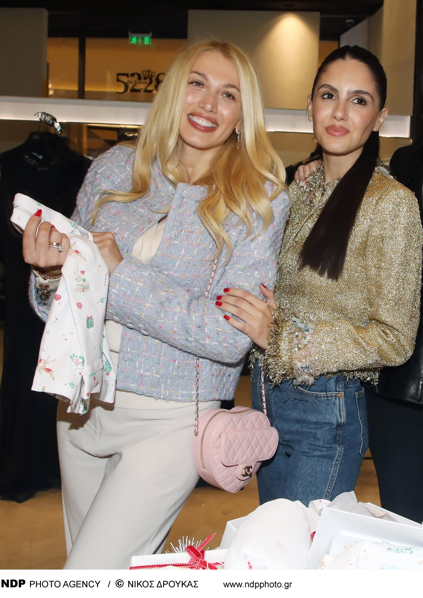 Μικρός κύριος ο Βλάσσης Σταθοκωστόπουλος | Με υπέροχο παιδικό κοστούμι στην έξοδο με την Κωνσταντίνα Σπυροπούλου