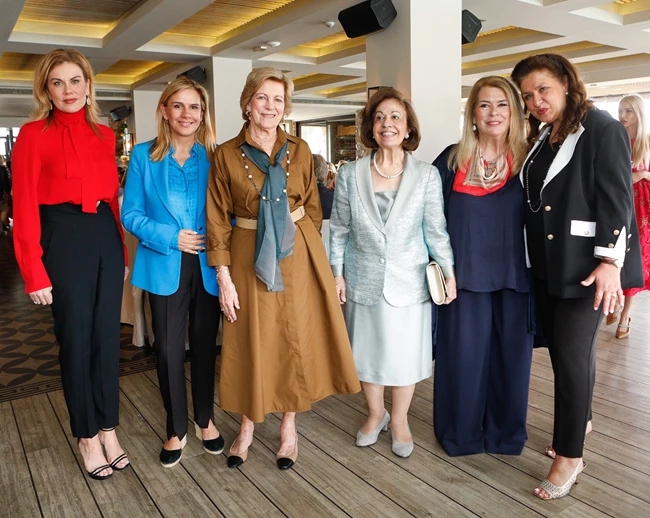 Άννα Μαρία | Η chic εμφάνισή της στην Αθηναϊκή Ριβιέρα με all time classic μπαλαρίνες