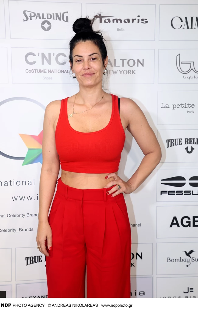Woman in red | Η Μαρία Κορινθίου αμακιγιάριστη, με κότσο και σέξι crop top