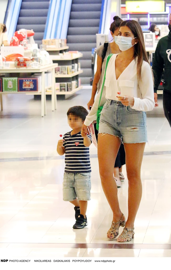 Σταματίνα Τσιμτσιλή | Για ψώνια με τον τριών ετών γιο της με μίνι σορτσάκι