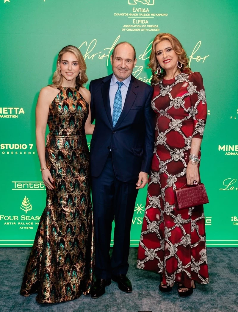 Μαριάννα Γουλανδρή Λαιμού | Η εντυπωσιακή εμφάνιση με τους δύο της γονείς στο χριστουγεννιάτικο δείπνο του Σωματείου ΕΛΠΙΔΑ