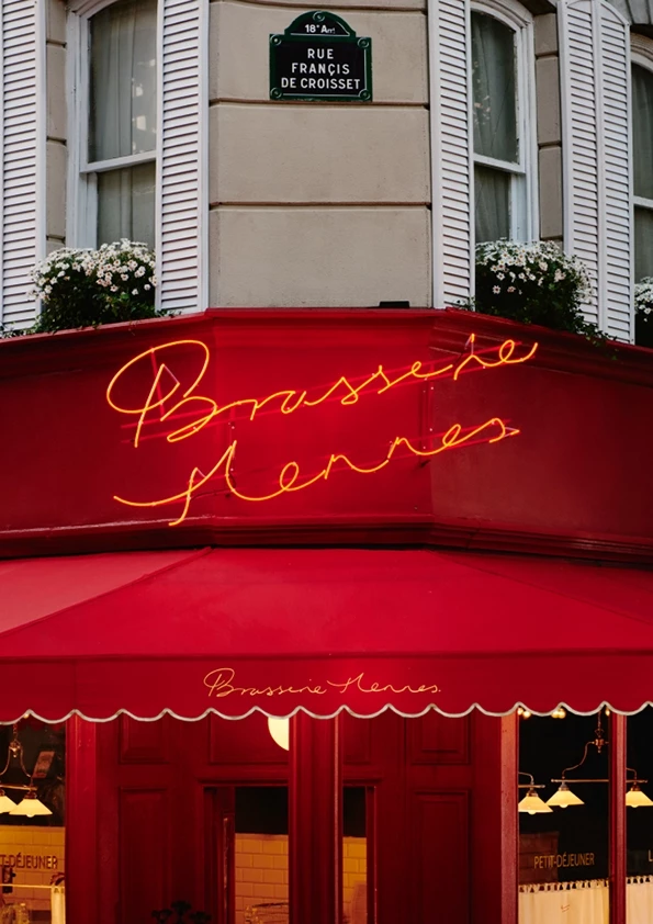 Η Naomi Campbell πρωταγωνιστεί στην φθινοπωρινή καμπάνια της H&M με έμπνευση το Παρίσι