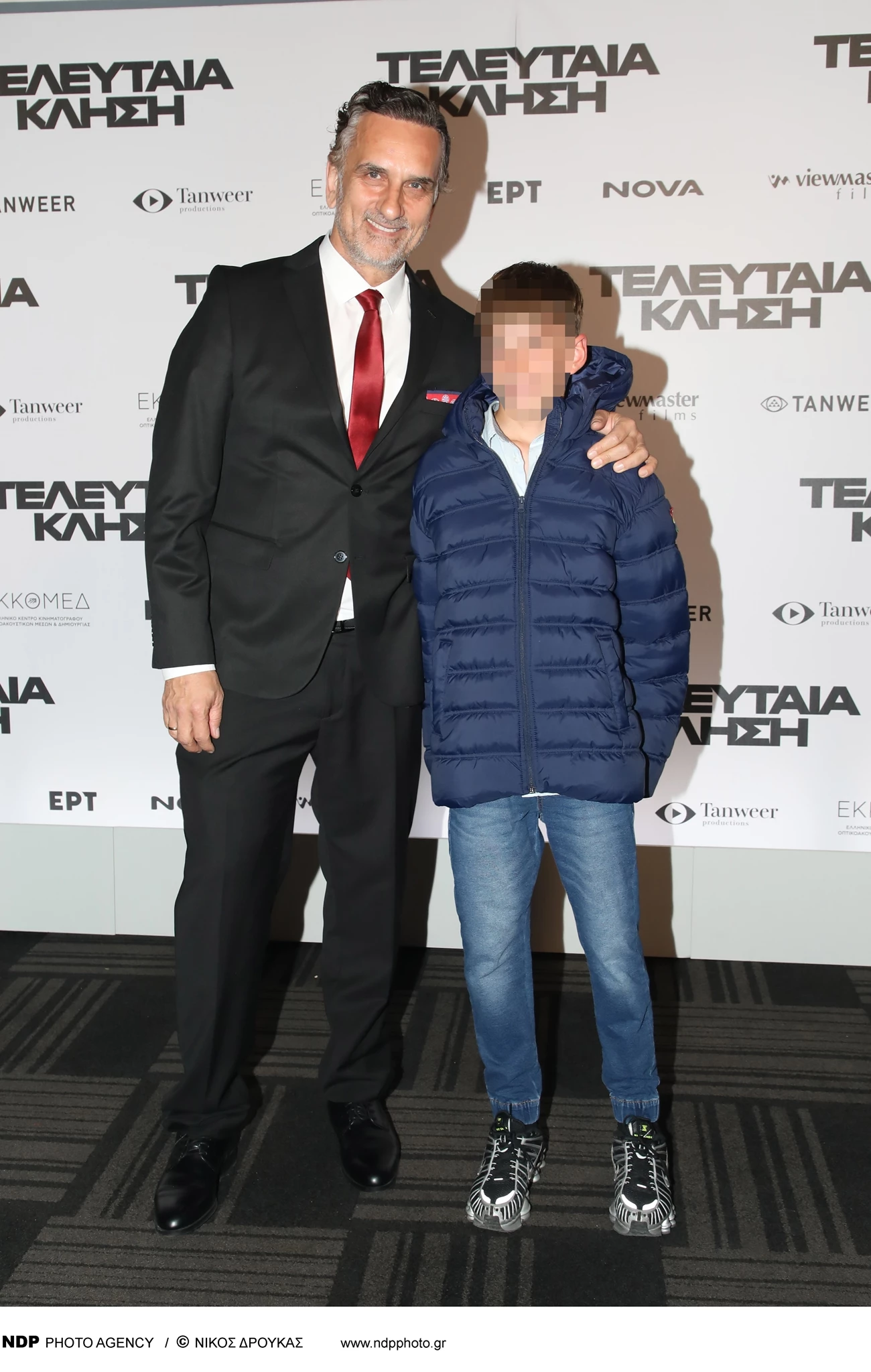 Νίκος Ψαρράς με τον γιο του στην πρεμιέρα της 'Τελευταίας Κλήσης'