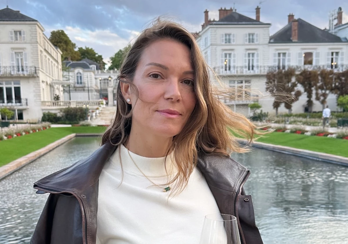 Η Βίκυ Καγιά μαζεύει σταφύλια σε χωριό της Γαλλίας