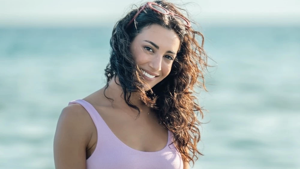 Στα κρυστάλλινα νερά του Βόρειου Ειρηνικού | Η Ευγενία Σαμαρά ποζάρει με ροζ μπικίνι σε μαγευτικό τοπίο