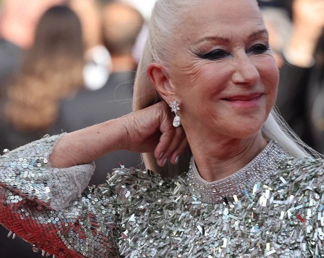 Πραγματικές σταρ | Η Helen Mirren και η Andie MacDowell χορεύουν στο κόκκινο χαλί των Καννών  και το ίντερνετ υποκλίνεται