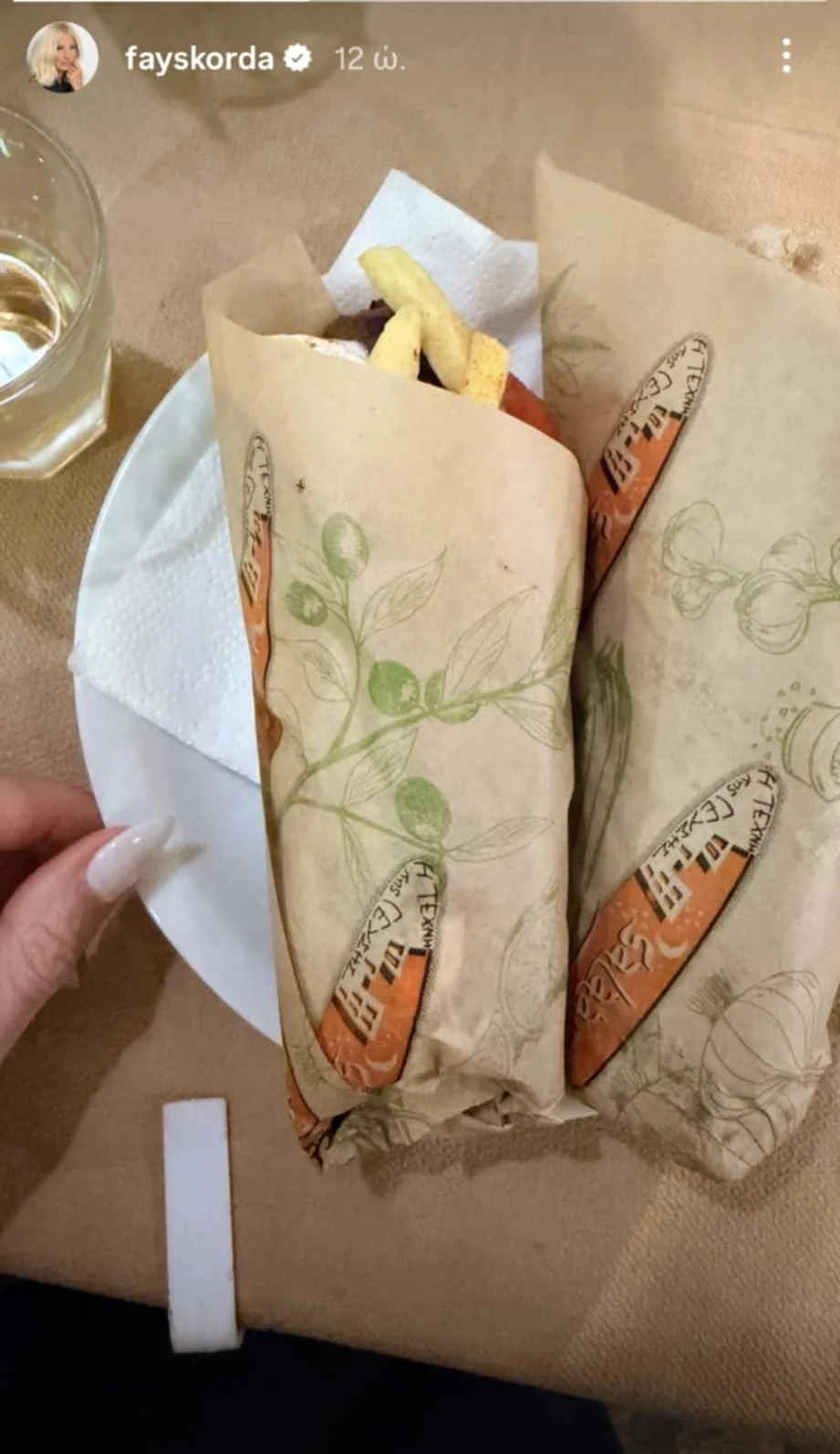 Βραδινή έξοδο σε παραδοσιακό ταβερνάκι για τη Φαίη Σκορδά | Το cheat dinner της παρουσιάστριας