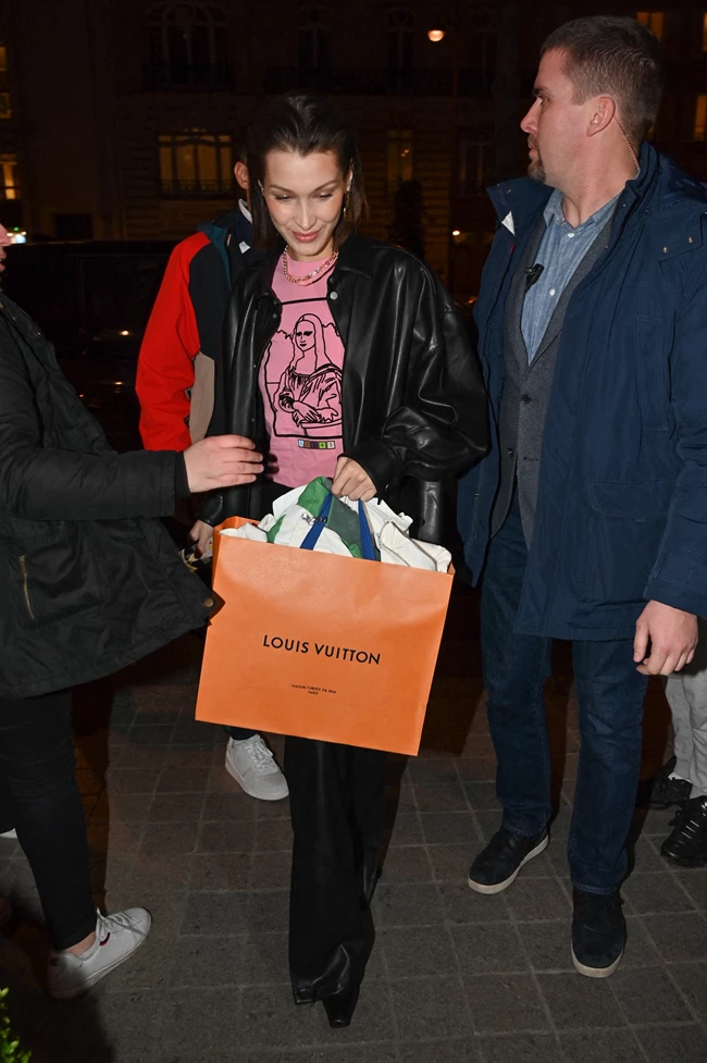 Η Bella Hadid έχει την πιο εντυπωσιακή συλλογή με τσάντες Louis Vuitton