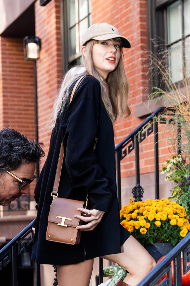 Η Taylor Swift κράτησε την τέλεια mini bag για εμφανίσεις από το πρωί ως το βράδυ