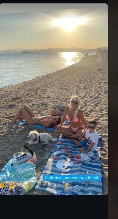 Δήμητρα και Μαρία Ματσούκα | Καλλίγραμμες με τα ροζ μπικίνι τους στην αμμουδιά