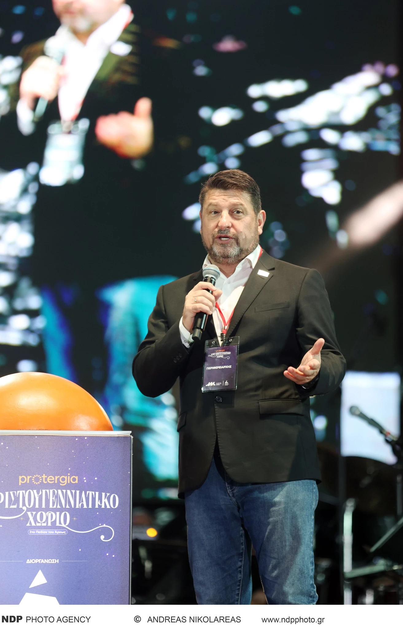 Νίκος Χαρδαλιάς | Η σπάνια δημόσια εμφάνιση με τη σύζυγο και τις κούκλες κόρες του