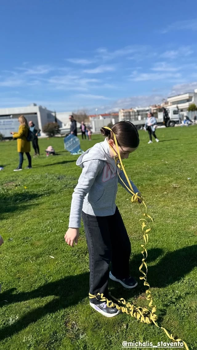 Η Ανατολή Κουινέλη πετά χαρταετό με τους γονείς της