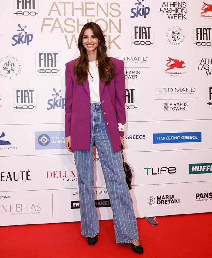 Η Ηλιάνα Παπαγεωργίου με ματζέντα σακάκι