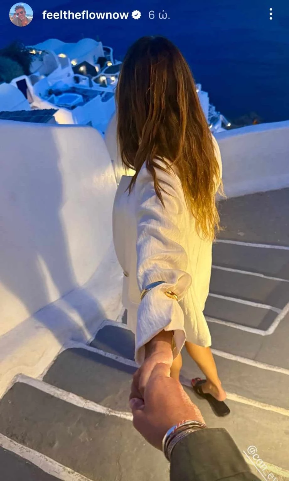 Φίλιππος Μιχόπουλος & Κωνσταντίνα Ευρυπίδου | Πιασμένοι χέρι χέρι στα σοκάκια της Σαντορίνης