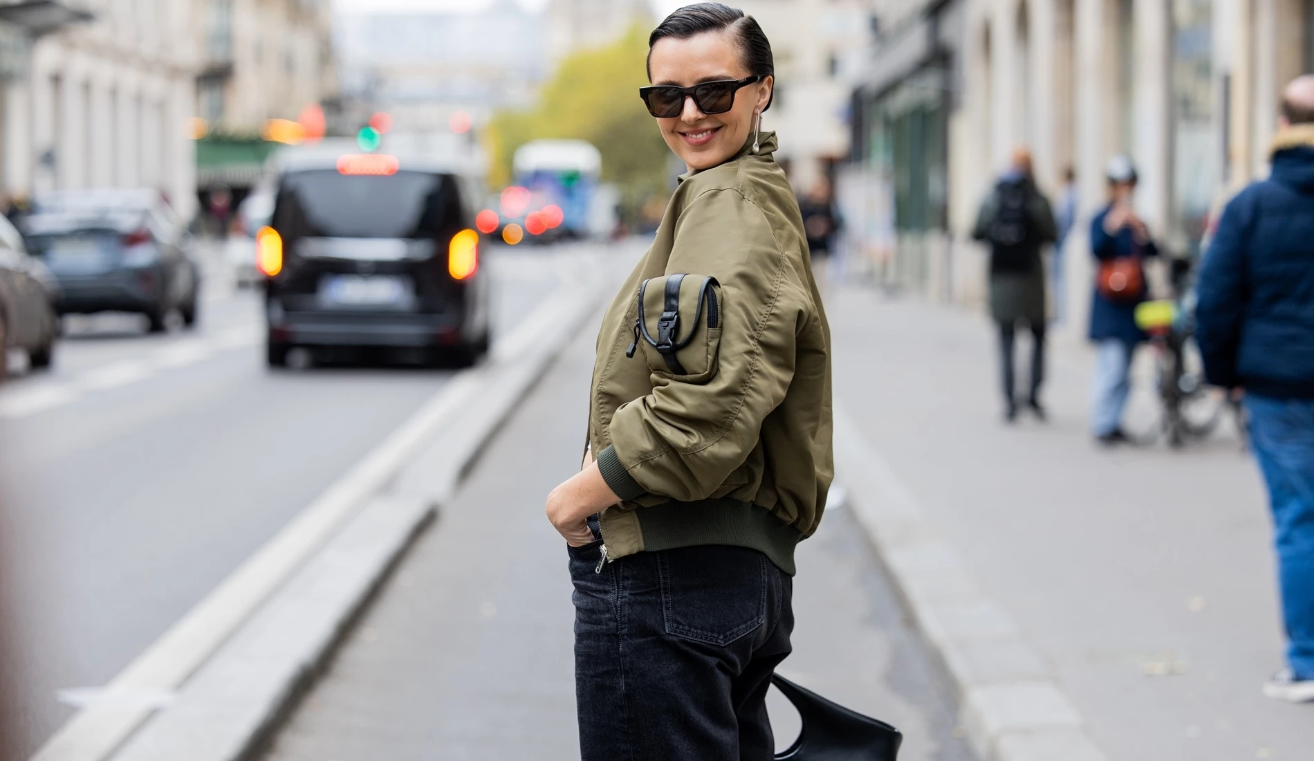 Το σουέτ bomber jacket από την Pink Woman που θα φοράμε την άνοιξη