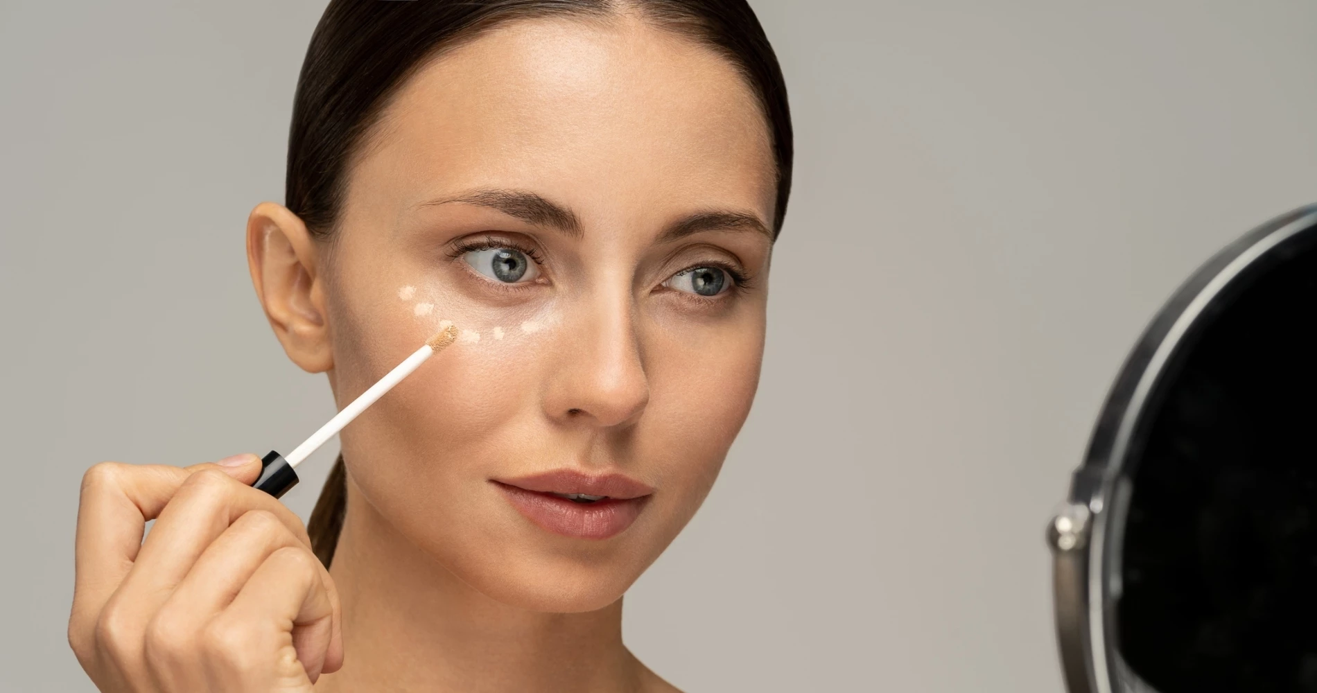 Τα game changing tips που χρειάζεσαι για να μένει σταθερό το concealer